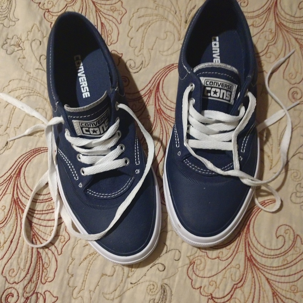 9.5w/7.5m Converse shoes